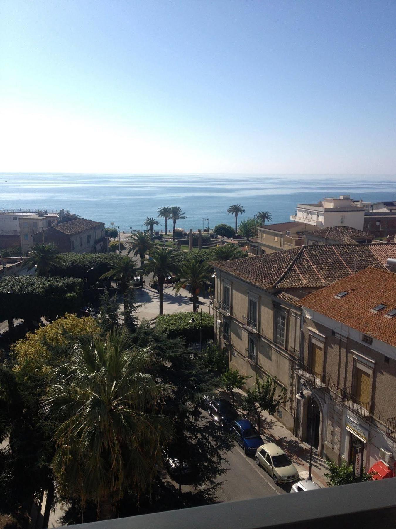 Hotel Mediterraneo Roccella Ionica Exterior photo